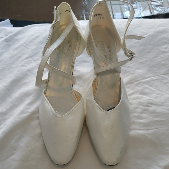 Elegant White Women's Shoes - Picture 1 of 4